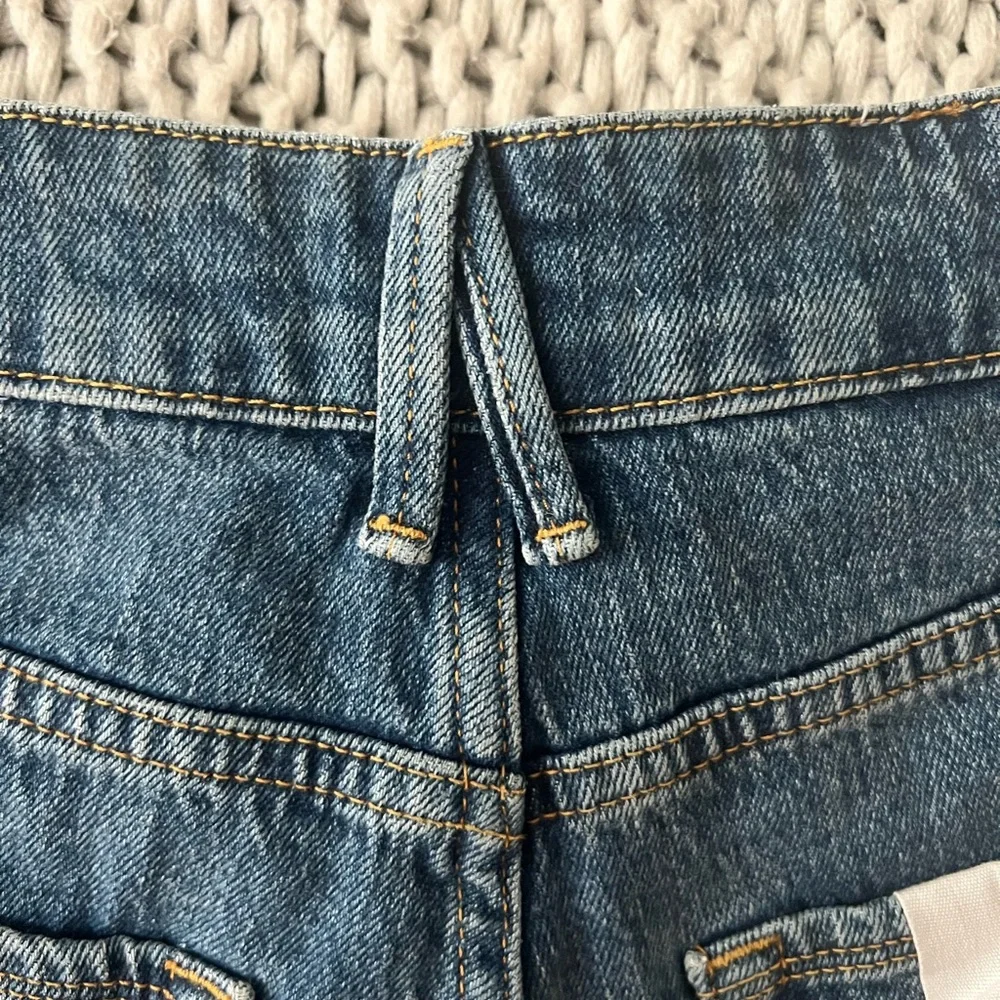 Good American Fold Over Cut-Off Short - Picture 9 of 12